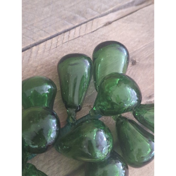 Vintage 1950s Mid Century Blown 12 Green Glass Grape Bunch Cluster with Leaves - Picture 5 of 6